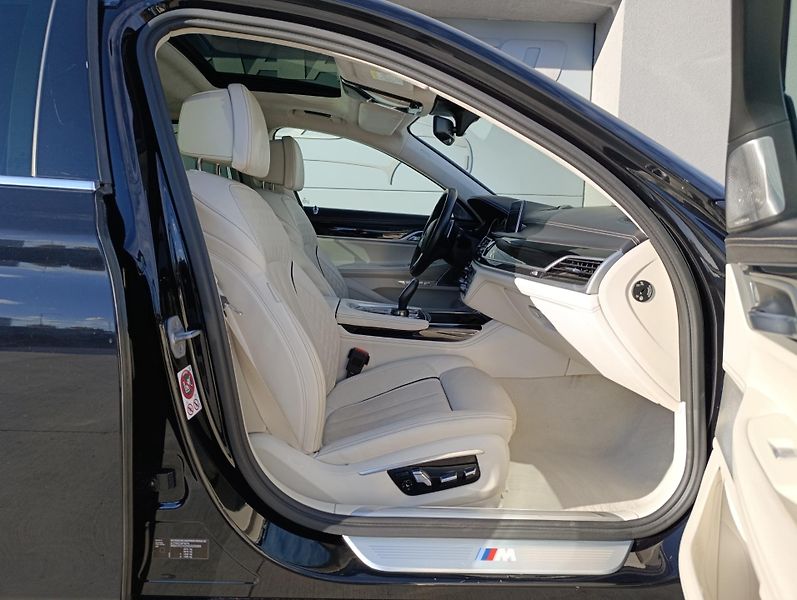 BMW Řada 7 750Li xDRIVE ČR 1.MAJ DPH - fotka 23 z 47