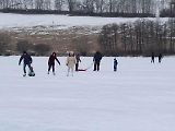 U Horní Plané se na zamrzlém Lipně vesele bruslí. Sem tam tudy ale na druhý břeh přejede i auto. Jen o pár set metrů dál přitom stále jezdí přívoz.