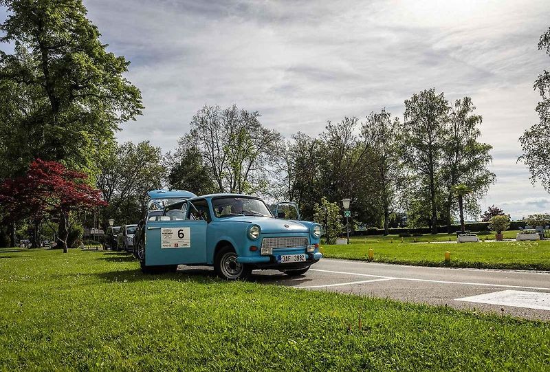 Všichni účastníci s vozy v cíli druhého ročníku Oldtimer Expressu, který mířil z Prahy do řeckých Atén.