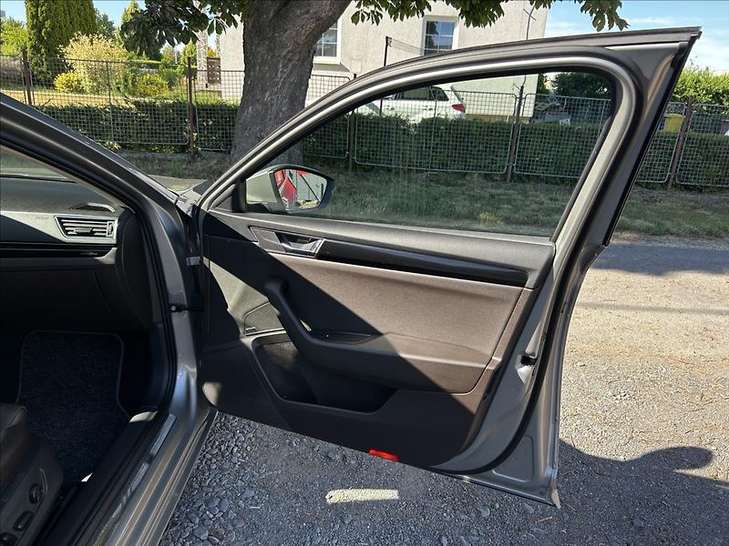 Škoda Superb 2,0 TDi 4x4  L&K DPH WEBASTO - fotka 30 z 50