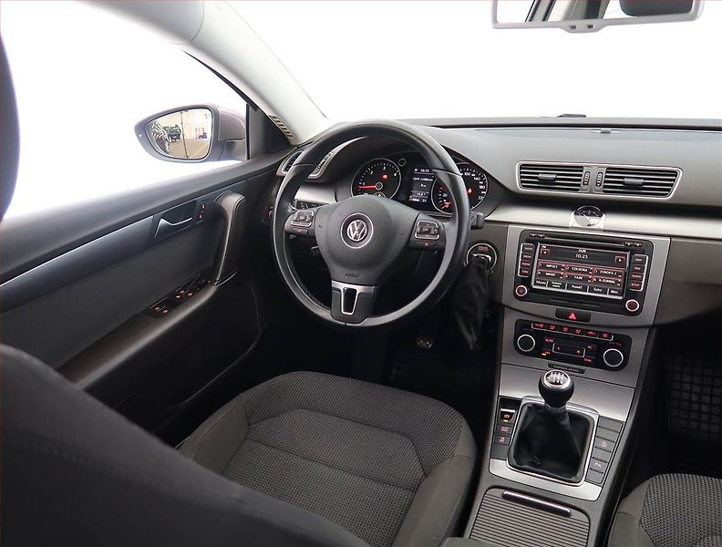 Volkswagen Passat (2011) 1.6 TDI, Navi, Tempomat - fotka 7 z 22