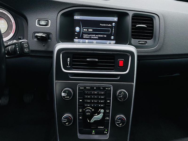 Volvo V60 2.4D5 MANUÁL TAŽNÉ SERVISKA - fotka 35 z 41