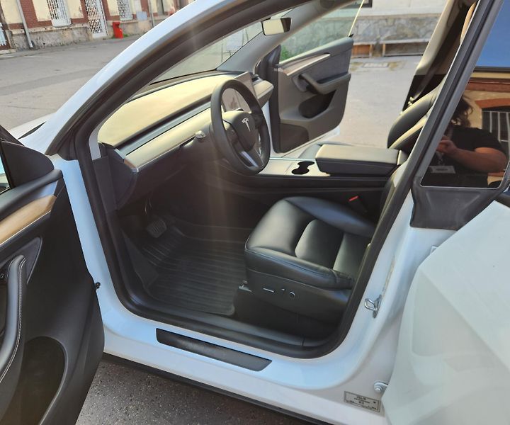 Tesla Model Y (2021) TEPELKO*ZÁRUKA*TAŽNÉ*AWD* - fotka 12 z 45