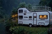 Patrový karavan Skyloft s terasou.