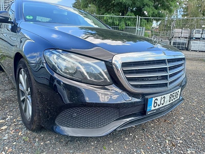 Mercedes-Benz Třídy E (2018) E 200d / poškozen motor - fotka 4 z 23