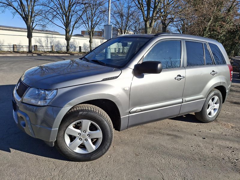 Suzuki Grand Vitara 2.0 benzin  Rezervace - fotka 8 z 38