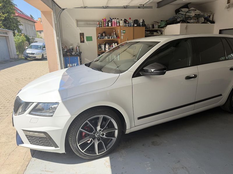 Škoda Octavia RS-4X4-AUTOMAT-SERVIS-TOP-ČR - fotka 3 z 20