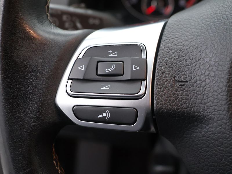 Volkswagen Scirocco 1,4 TSI 90kW Sport Xenon Pano - fotka 19 z 32