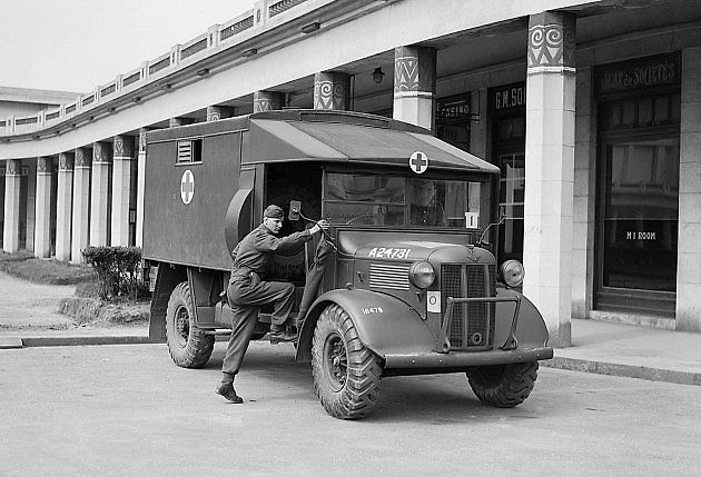 Britská sanitka Austin K2/Y., zdroj: Wikimedia Commons, War office official photographer, volné dílo