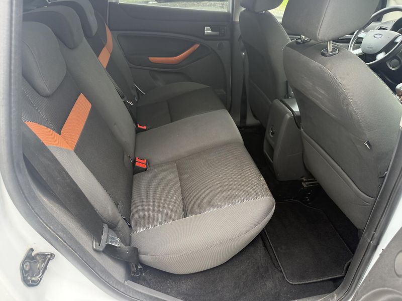 Ford Kuga 2,0TDCI 4x4 Tažné - fotka 12 z 19
