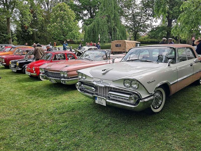 Habrovany cestovaly časem. Park zaplnily historické automobily i motorky.