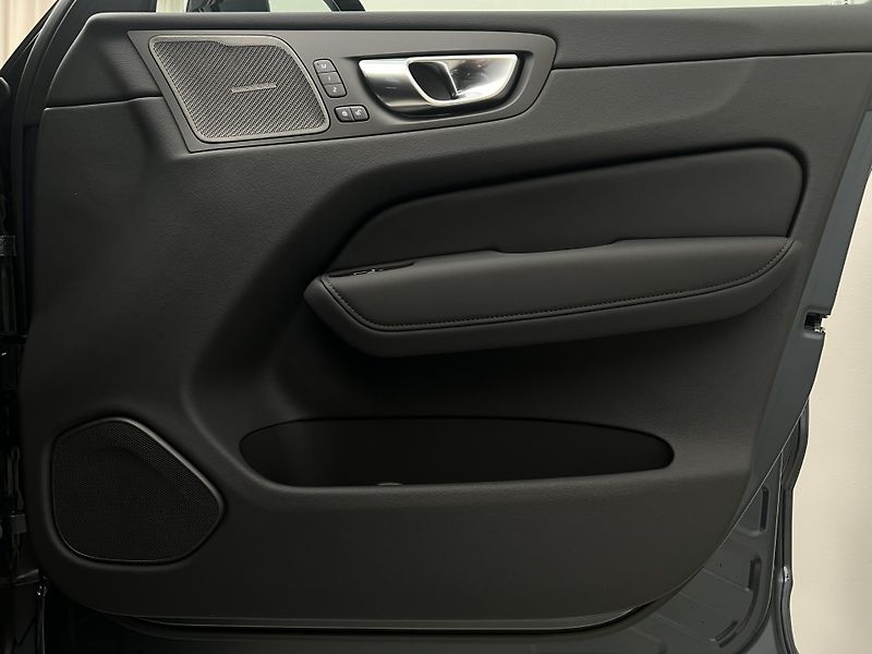 Volvo XC60 (2026) T6 AWD RECHARGE DARK PLUS AUT - fotka 7 z 47