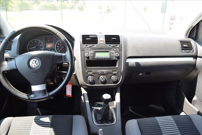 Volkswagen Golf 1,4 i 59KW NOVÁ STK ALU KLIMA - fotka 28 z 46
