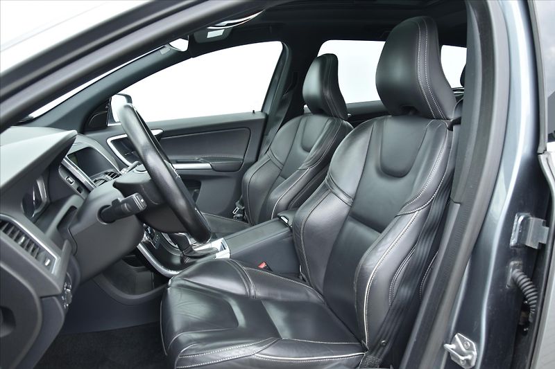 Volvo XC60 2.0 T6 225kW AWD R-DESIGN ČR - fotka 10 z 28