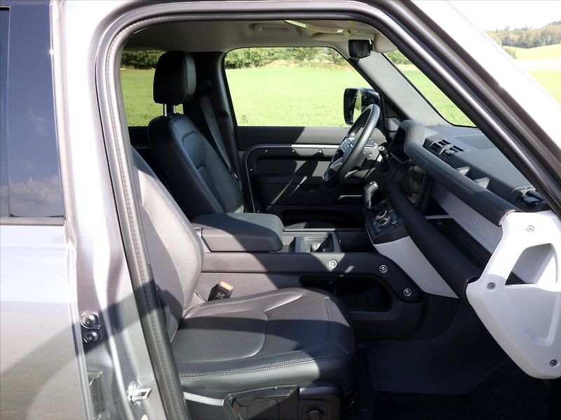 Land Rover Defender 3,0 D200 110 S 147kW CZ DPH Zá - fotka 12 z 35