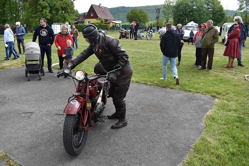 Ve Varnsdorfu se potkali majitelé několika desítek automobilových veteránů.