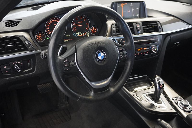 BMW Řada 3 3,0 XDRIVE AUT. - fotka 13 z 28