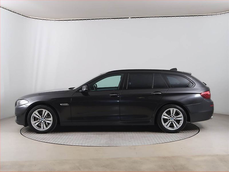 BMW Řada 5 (2015) 530d xDrive, 4X4, Automat - fotka 3 z 21