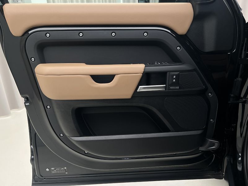 Land Rover Defender 110 D350 X-DYNAMIC HSE 1. maj. - fotka 7 z 50