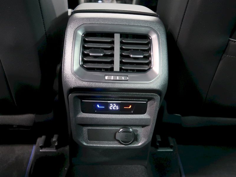 Volkswagen Tiguan (2023) R 2.0TSI 235kW DSG 4x4 - fotka 36 z 38