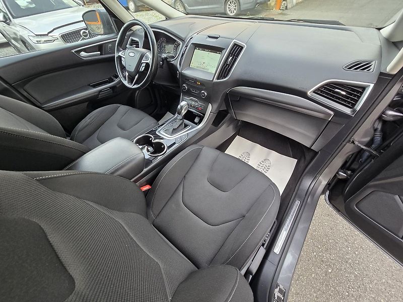 Ford S-MAX TITANIUM 2.0 132kW LED + NAVI - fotka 11 z 42