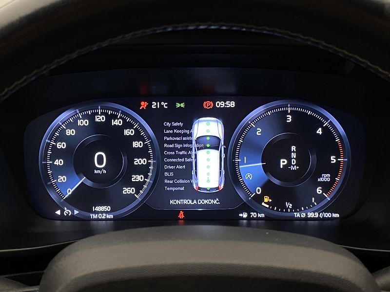 Volvo XC40 D4 AWD R-DESIGN AUT CZ - fotka 25 z 43