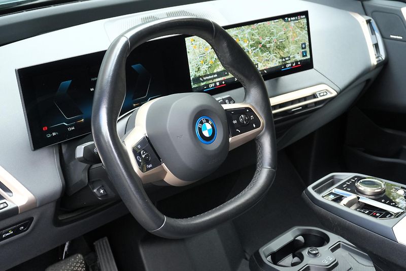 BMW iX 40, SoH 96,8%, SkyLounge,Tažné - fotka 10 z 37