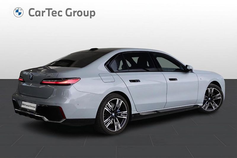 BMW i7 xDrive60 - fotka 2 z 28