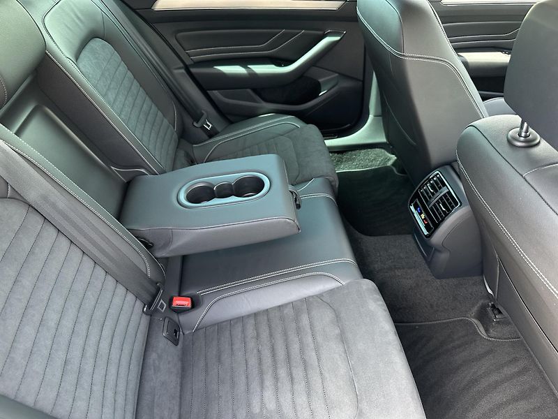 Volkswagen Passat Variant 2.0 TDI DSG R-Line 4Motion - fotka 12 z 34