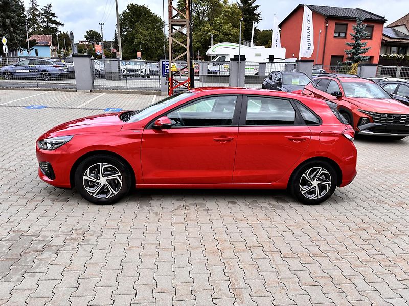 Hyundai i30 1.5DPi 81kW COMFORT 16.000km!! - fotka 4 z 21