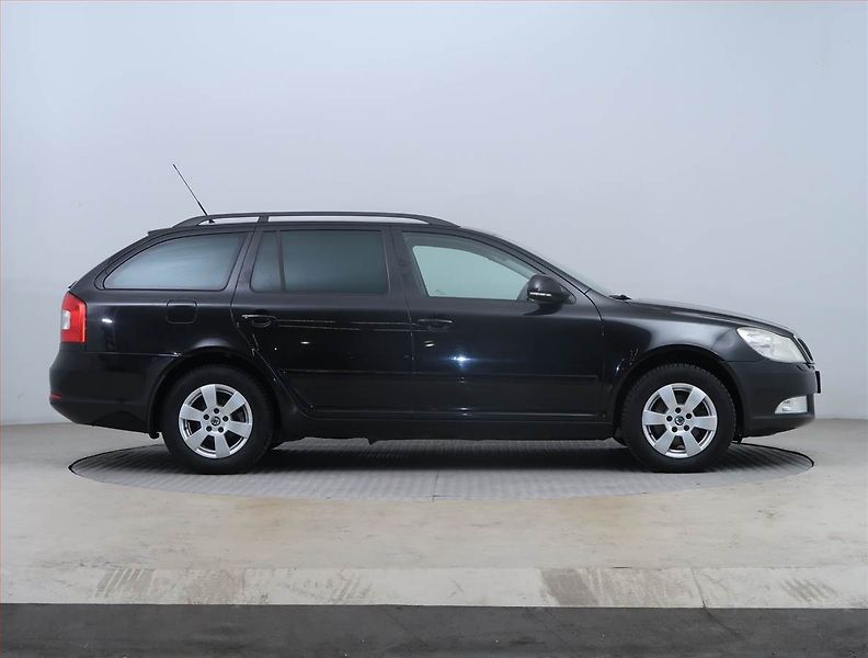 Škoda Octavia (2010) 1.2 TSI, Xenony, Tempomat - fotka 6 z 15