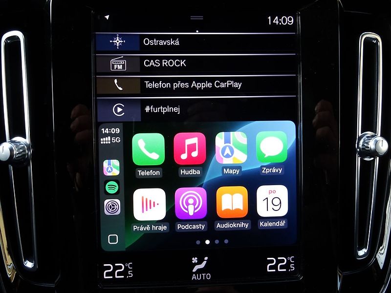 Volvo XC40 D3 A/T Virtual CarPlay Kamera - fotka 10 z 36