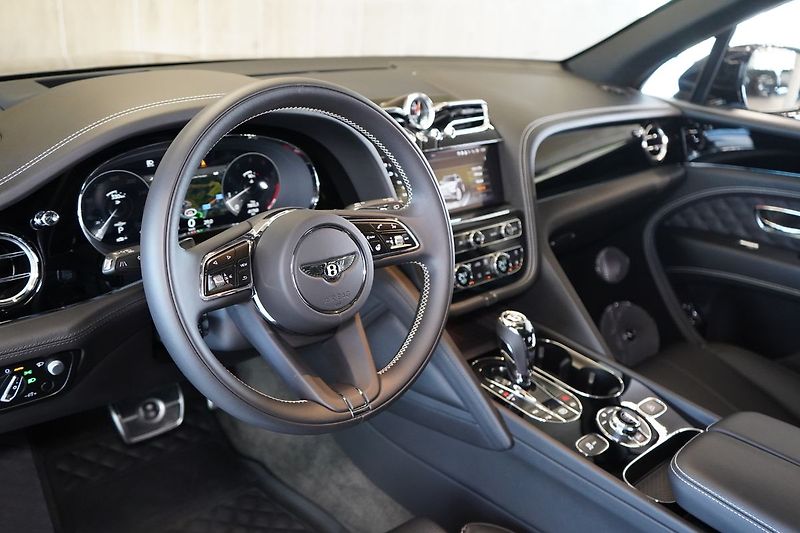 Bentley Bentayga V8, AWD, Panorama, 360° kamera - fotka 18 z 50