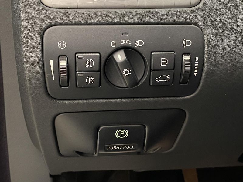 Volvo XC70 D5 AWD MOMENTUM - fotka 26 z 36