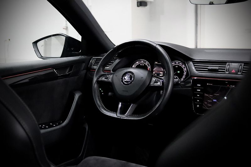 Škoda Superb 2.0 TSI 162 kW DSG Sportline - fotka 19 z 50