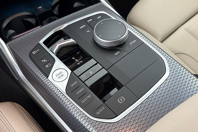 BMW Řada 3 330e xDrive - fotka 23 z 26