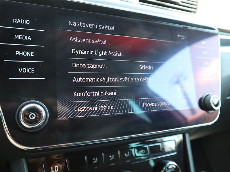 Škoda Superb 2,0 TDI SportLine Kamera ACC - fotka 18 z 36