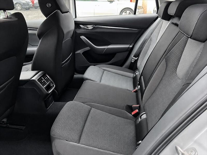 Škoda Octavia 2,0 TDi EXECUTIVE DSG - fotka 8 z 10
