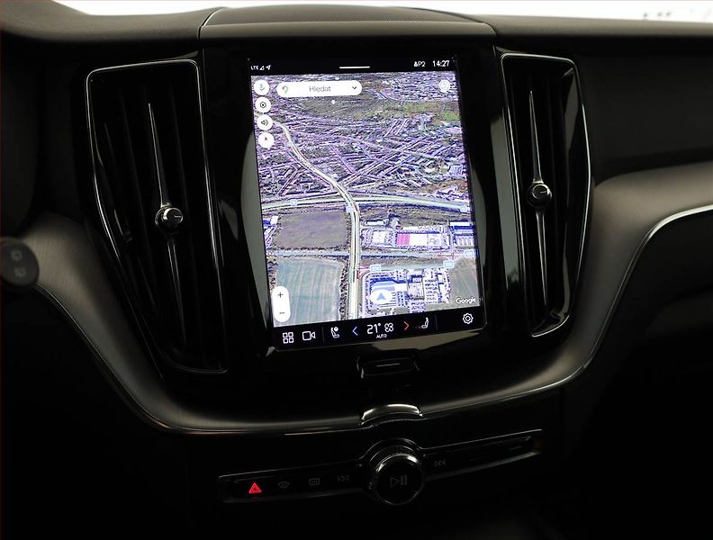 Volvo XC60 (2021) Momentum B4 AWD - fotka 10 z 20