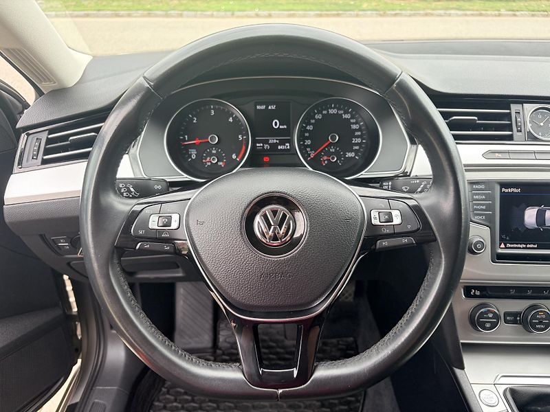 Volkswagen Passat 2.0TDI 110KW MATRIX REZERVACE - fotka 16 z 62