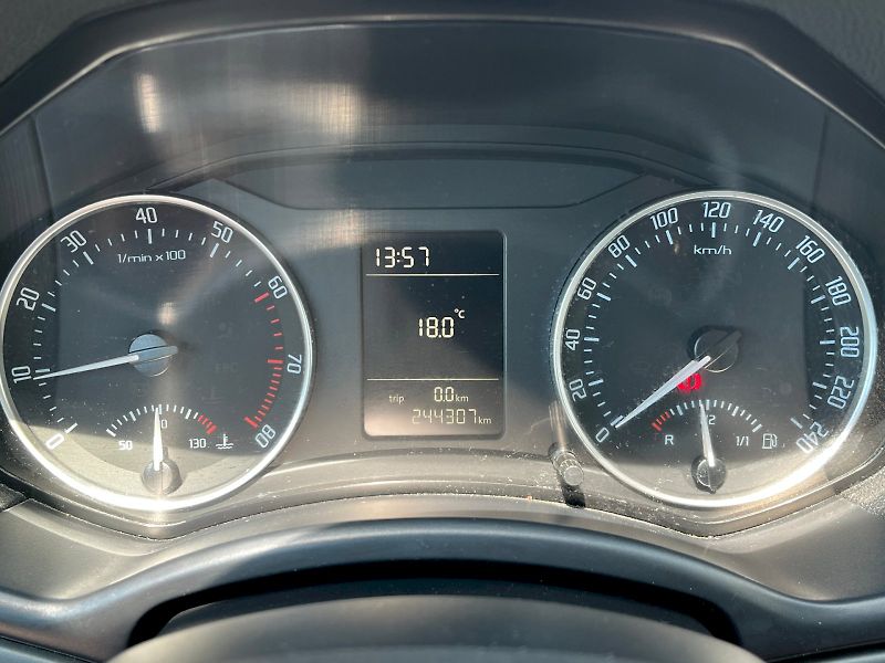 Škoda Octavia (2011) 1.6 MPI Tour Trumf Combi - fotka 11 z 24