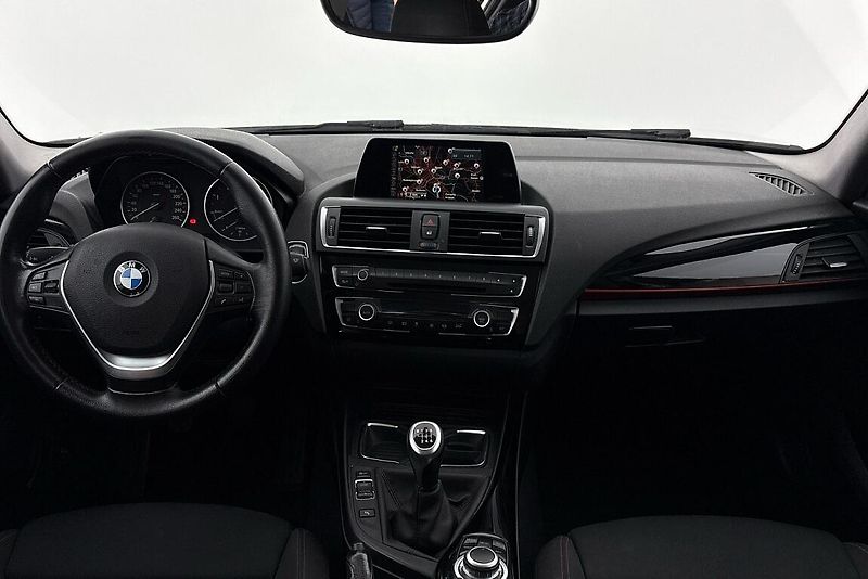 BMW Řada 1 118d xDrive - fotka 13 z 13