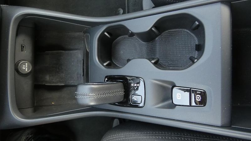 Volvo XC40 T2 FWD Momentum Core - fotka 16 z 22