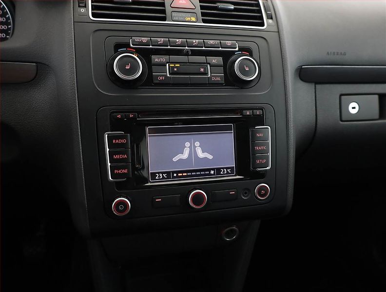 Volkswagen Touran (2011) 1.6 TDI, Serv.kniha, Navi - fotka 9 z 13