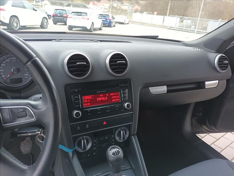 Audi A3 1,6 TDI,XENON,VÝHŘEV,  Sportba - fotka 13 z 33