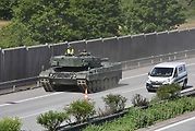 První armádní výcvik přesunu tanků Leopard 2A4 na dálnici D35.