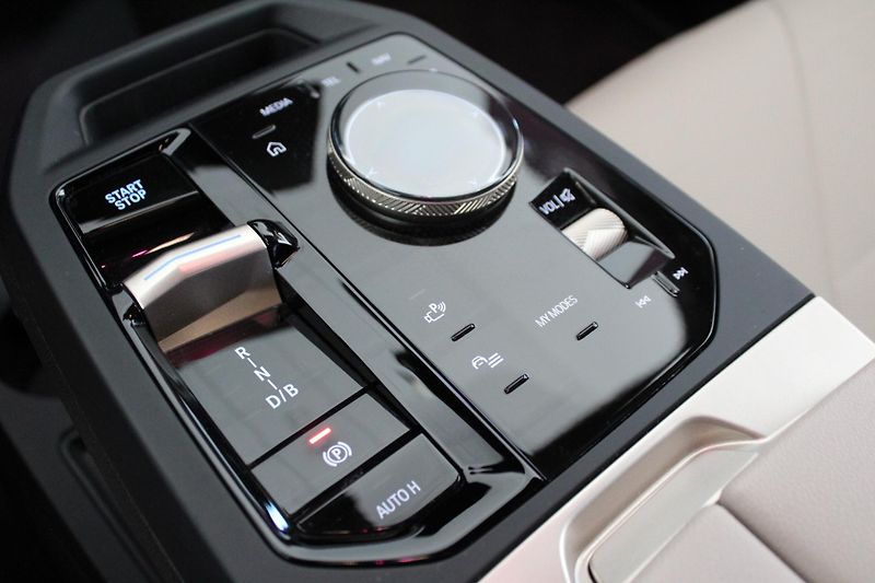 BMW iX xDrive40 - fotka 15 z 29
