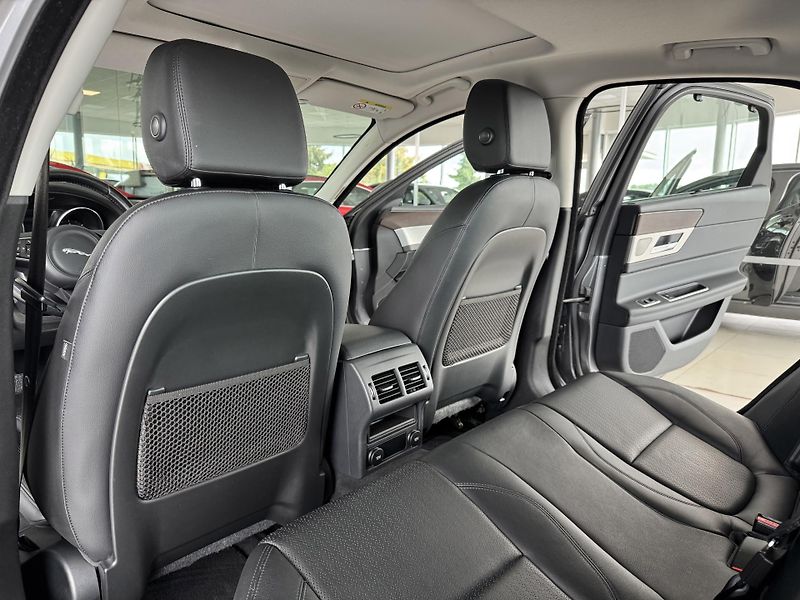 Jaguar XF 20d AUT*Panorama*Distronic - fotka 16 z 43