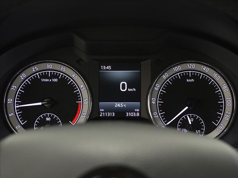 Škoda Octavia 1,6 TDi Style Kessy 1.maj ČR - fotka 24 z 24