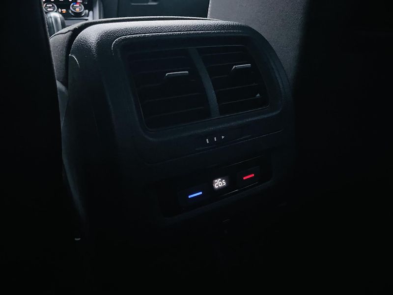 Volkswagen Touran 1.6TDI AUT SERVISKA 7MÍST LED  - fotka 31 z 42